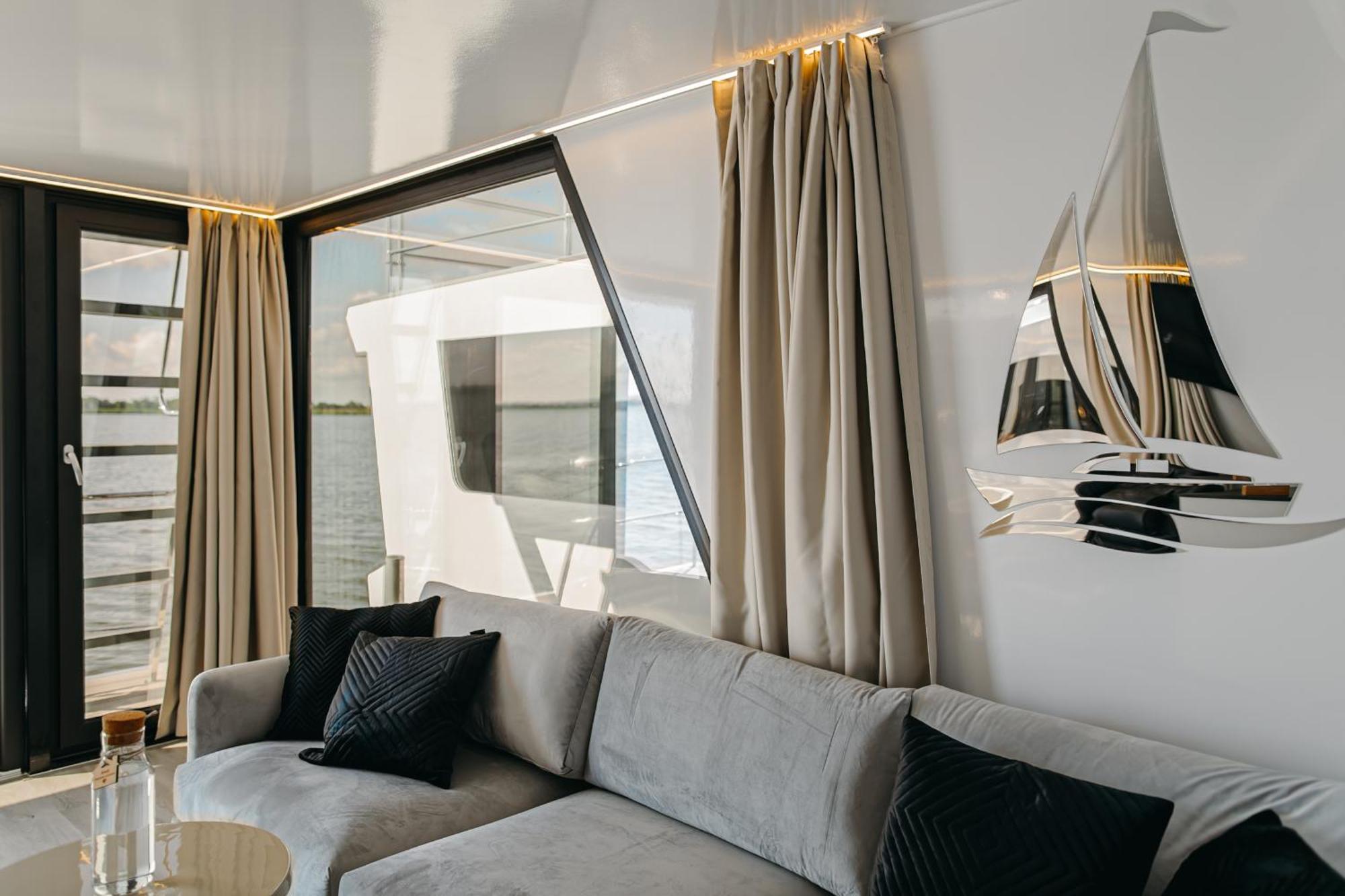 Grand Ht Houseboats - Domki Na Wodzie - Sauna, Jacuzzi, Kominek Mielno  Rum bild